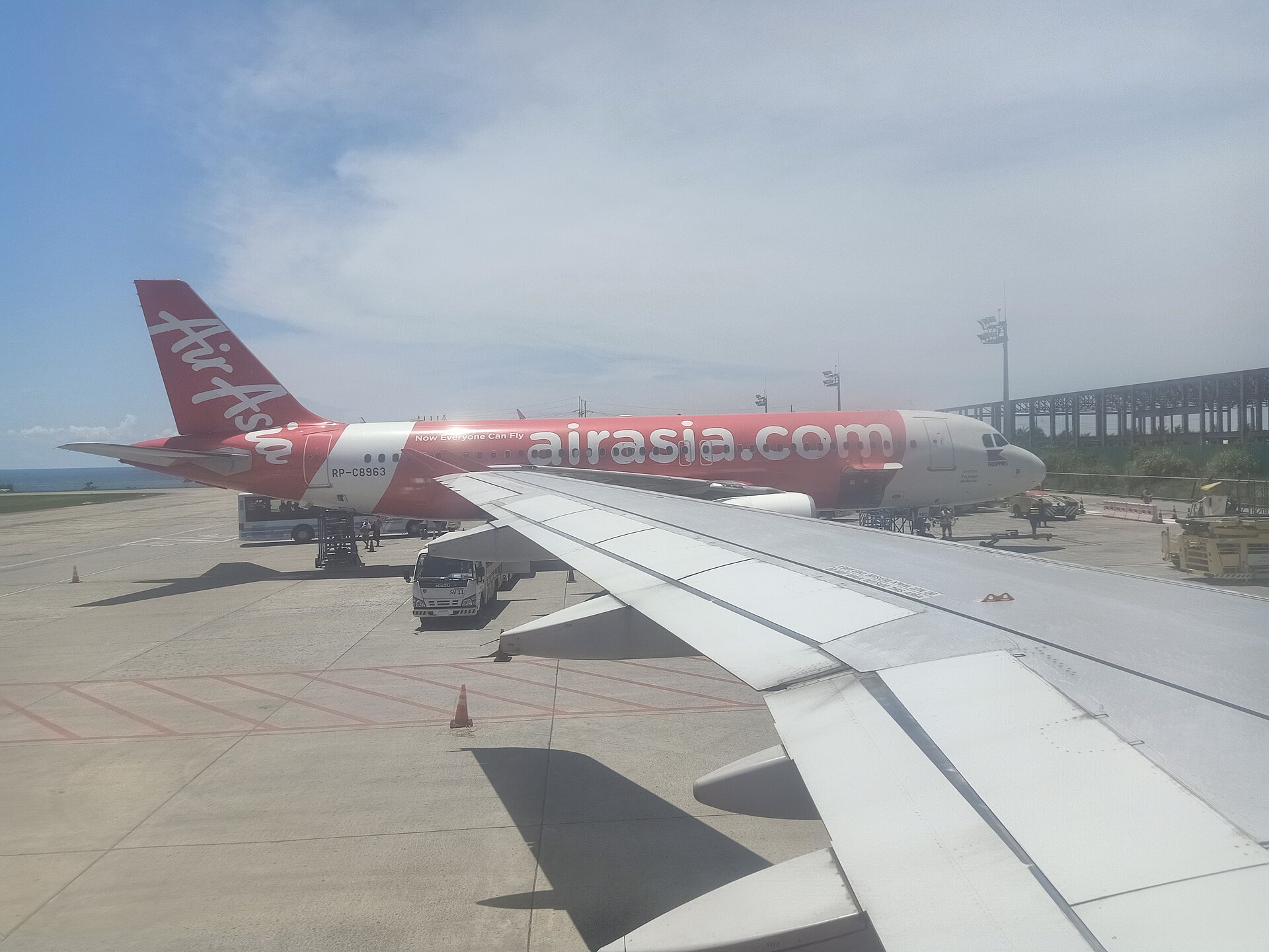 AirAsia PH A320-216 (RP-C8963) wing view from A320-214 (RP-C8979) Caticlan Airport 2022-06-25