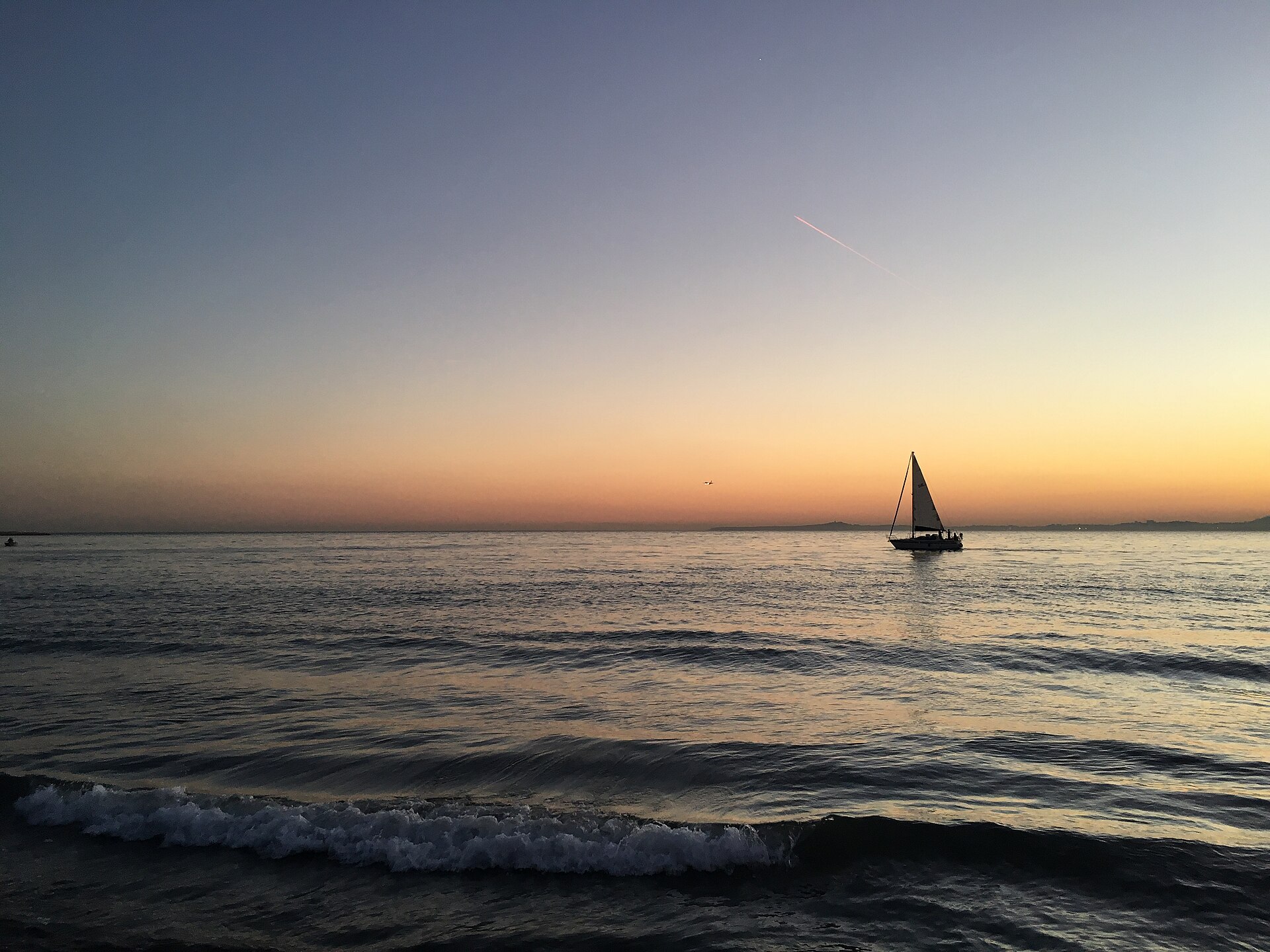 A boat off the beach of Saint-Laurent-du-Var (31558701742)
