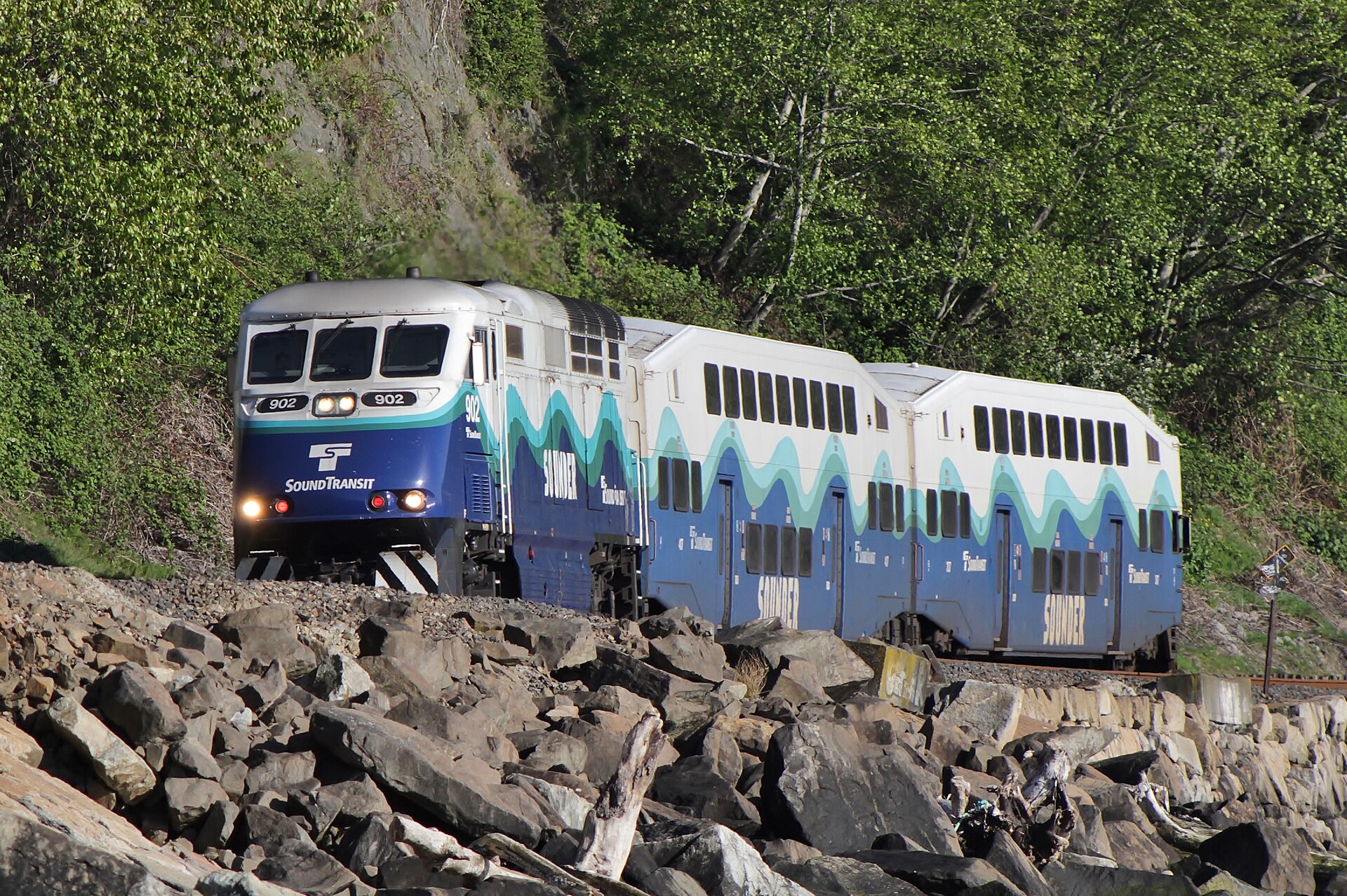 Sounder N Line train with locomotive 902 at Richmond Beach, Apr. 2025 - 01