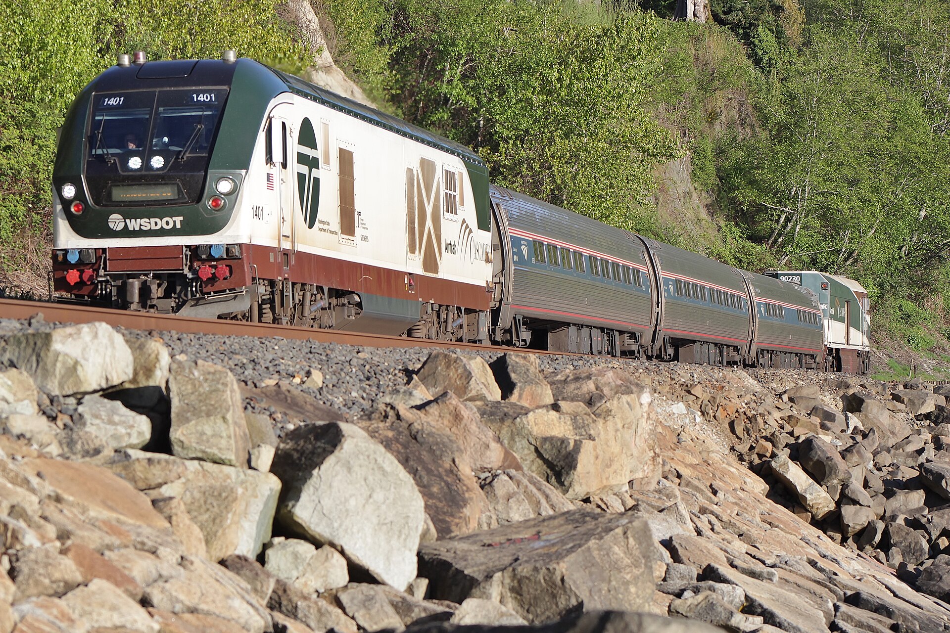Amtrak Cascades train with Amfleet cars at Richmond Beach, Apr. 2025